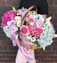 Цветочная композиция из Розы, Хризантемы, Пионы и Лизиантусы в корзине в Анди