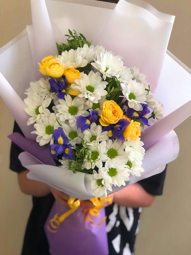 Букет цветов из: Ирисы, Хризантемы и Розы в Анди