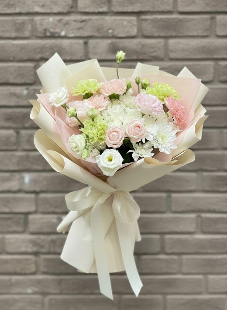 Букет цветов из: Гвоздики, Розы, Лизиантусы и Хризантемы в Анди