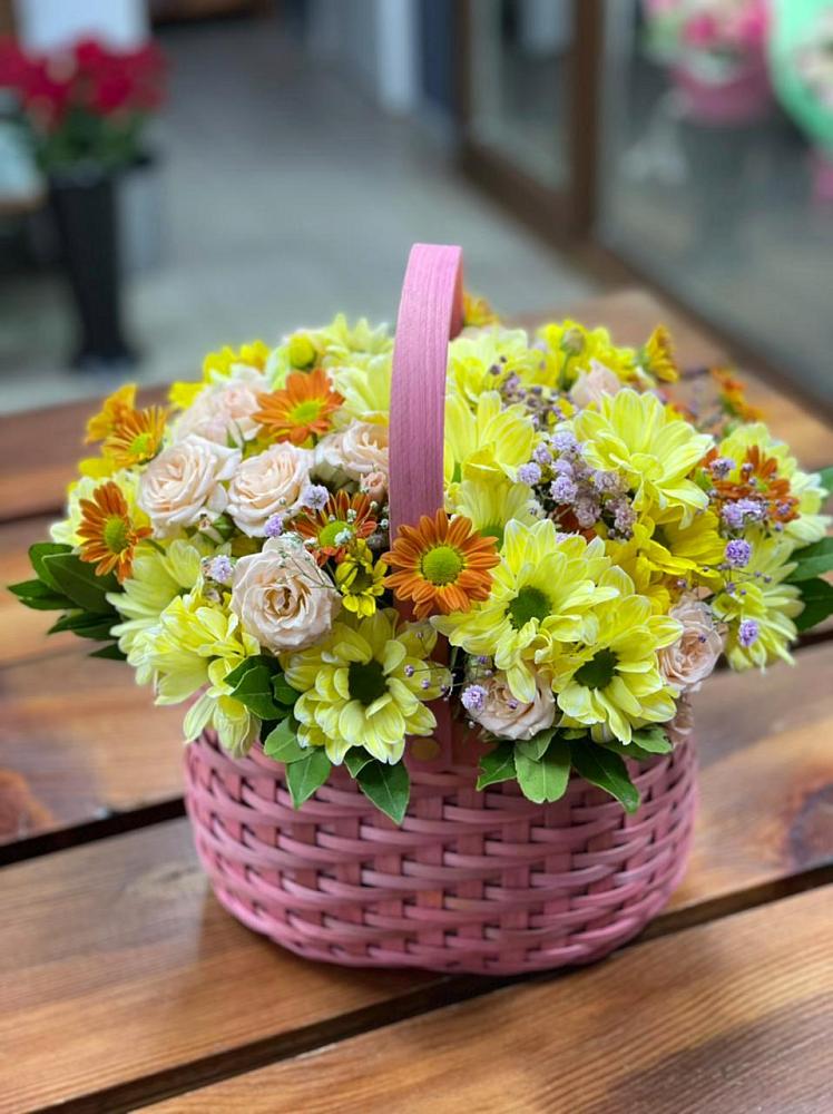 Цветочная композиция из Хризантемы и Розы в корзине в Анди