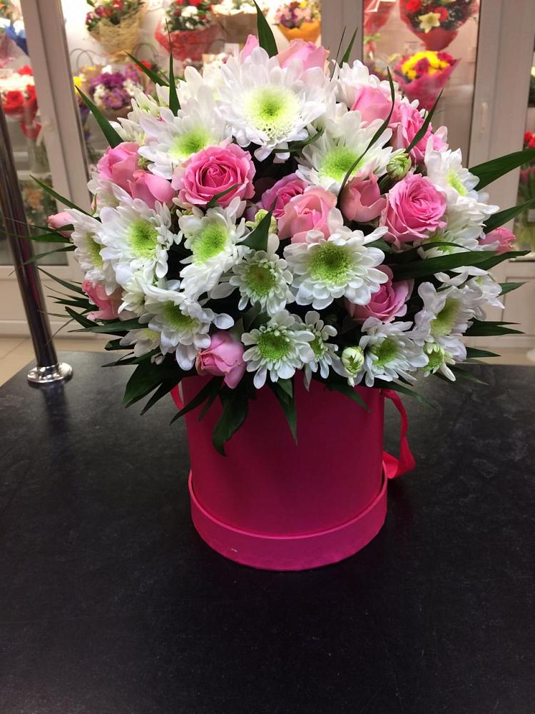 Цветочная композиция из Розы и Хризантемы в шляпной коробке в Анди