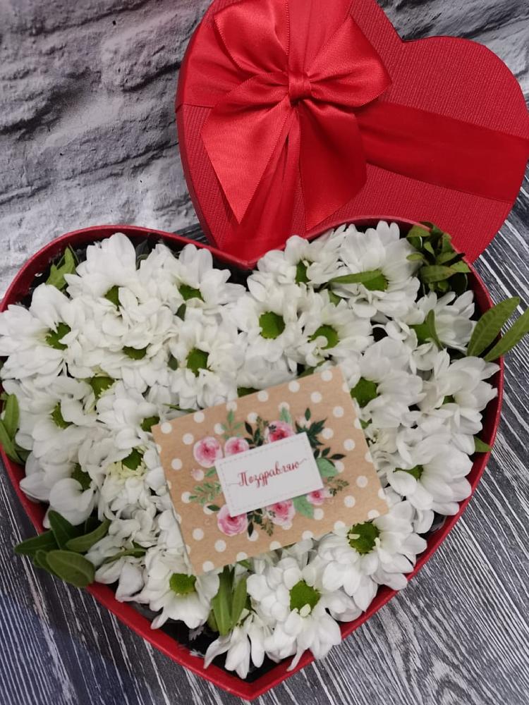 Цветочная композиция из Хризантемы в виде сердца в Анди