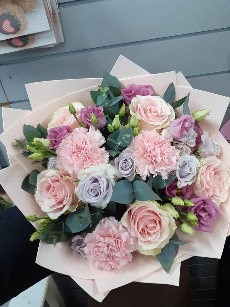 Букет цветов из: Розы, Гвоздики и Лизиантусы в Анди