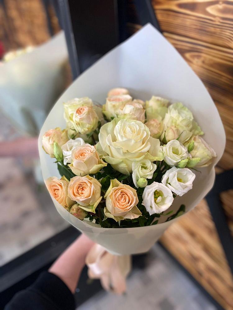 Букет цветов из: Розы и Лизиантусы в Анди